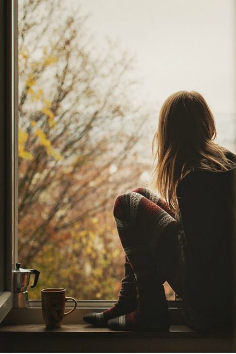 chica en la ventana pensando 