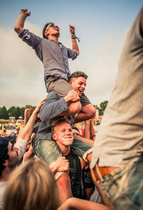 Hombres en un concierto 