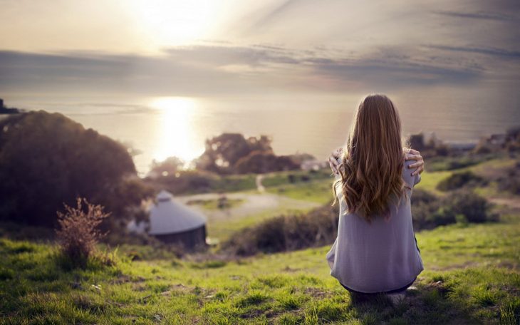 Chica solitaria en un campo 