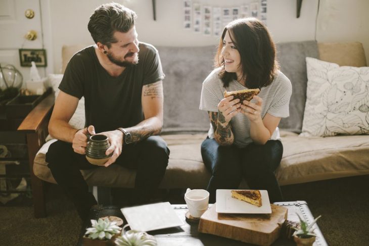 Pareja compartiendo comida 