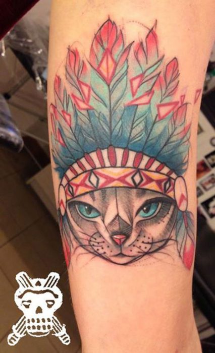 gato apache tatuado al estilo acuarela 