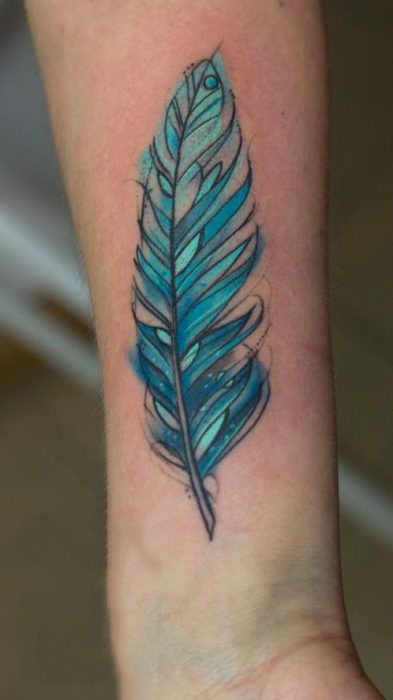 Una pluma tatuada al estilo acuarela 