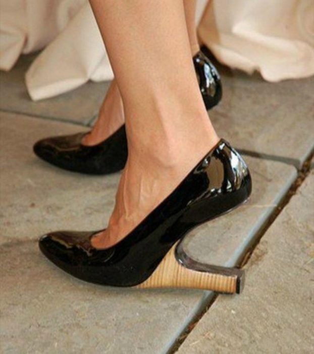 zapatos negros con el tacón invertido 