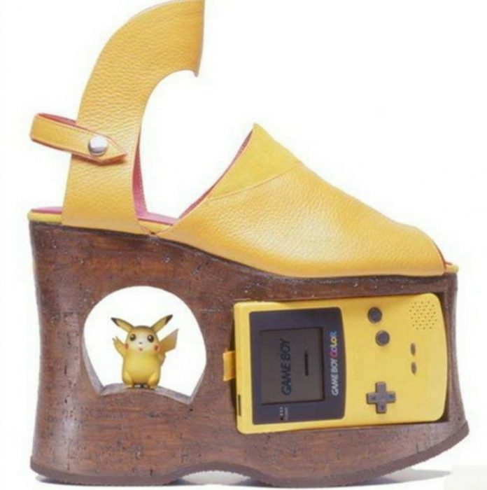 zapato que en la suela tiene un game boy 