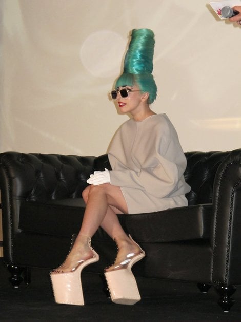 Lady Gaga usando unos zapatps de plataforma y correas trasparentes 