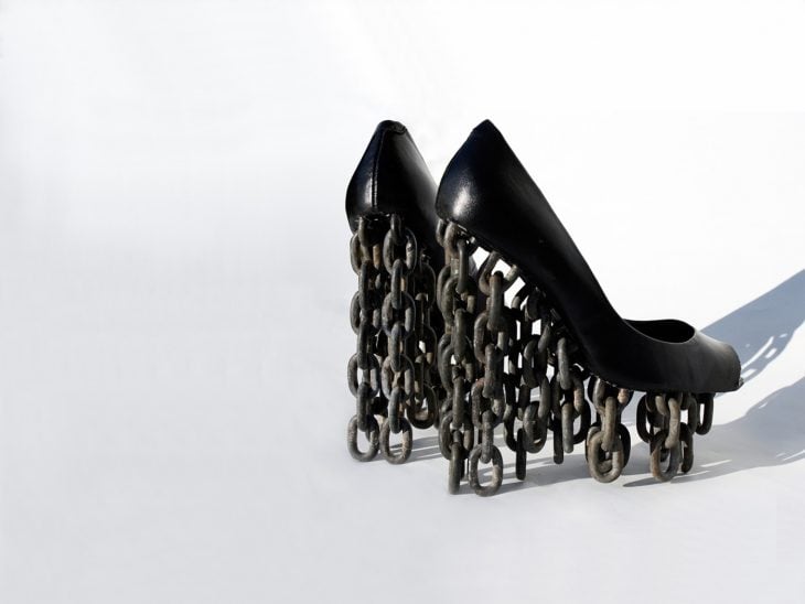 zapatos negros que tienen cadenas en la plataforma 
