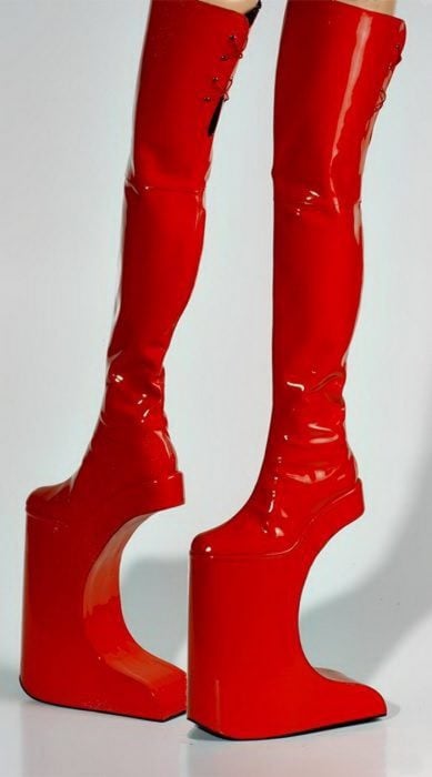 botas de latex de color rojo sin tacón 
