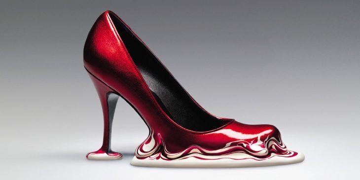zapatos rojos que dan la ilusión de que están derretidos 