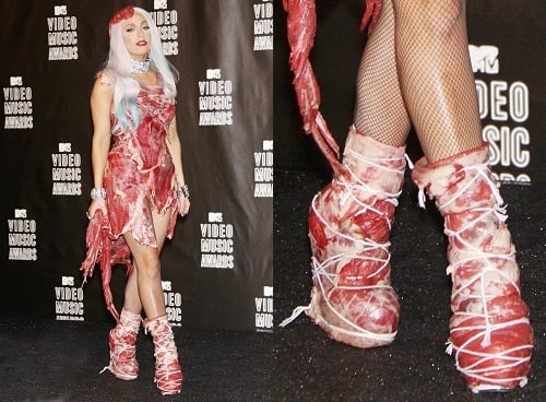 Lady Gaga usando unos zapatos de carne 