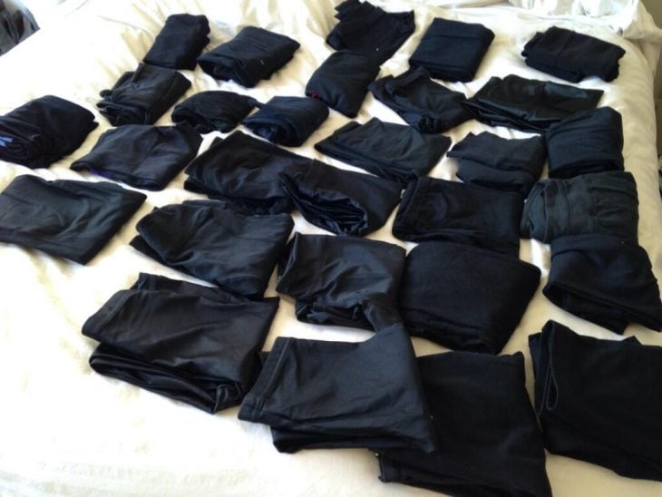 pantalones negros esparcidos por la cama 