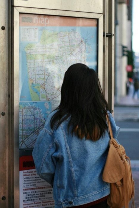 mujer viendo un mapa en un anuncio publicitario 