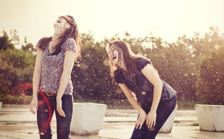 chicas riéndose en la luvia 