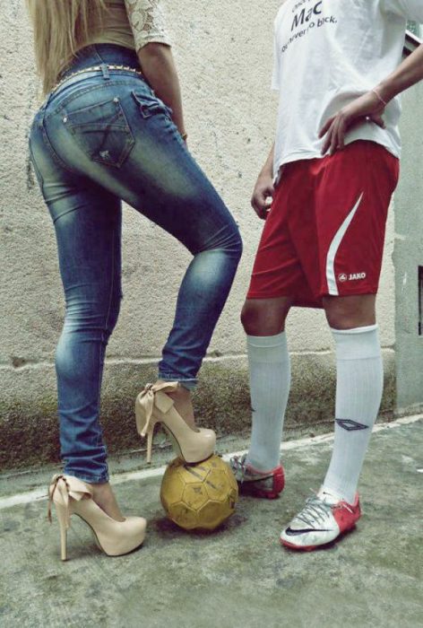 chica con balón de fútbol y tacones 