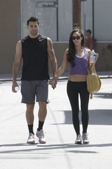 pareja deportista caminando por la calle 