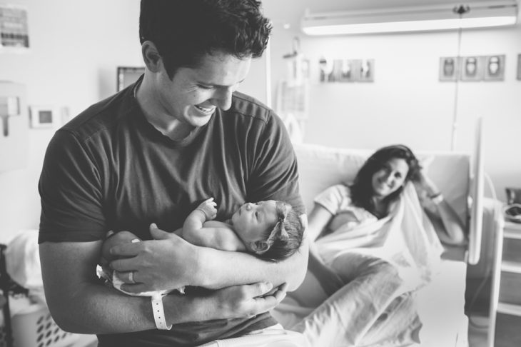 Foto de padre sosteniendo a su hija recién nacida 