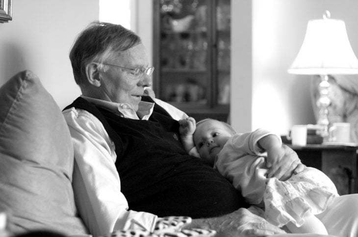 abuelo con su nieta 