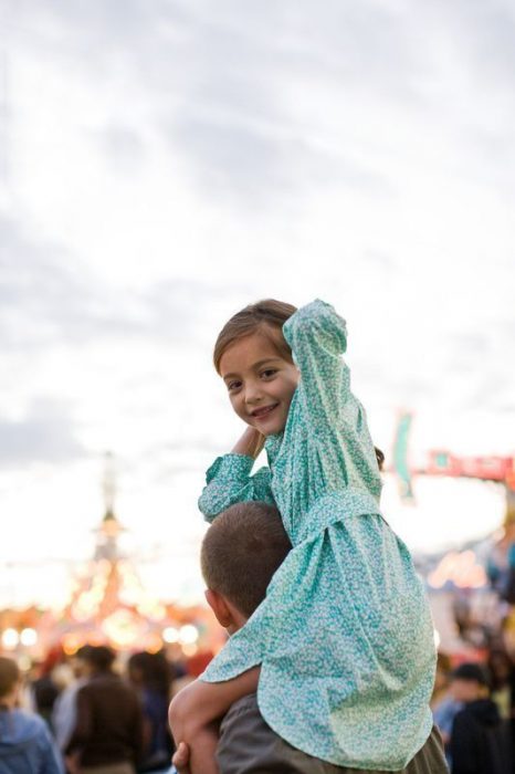 papá e hija en un concierto 