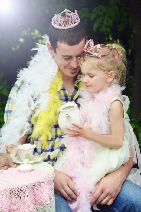 Padre e hija jugando al té 