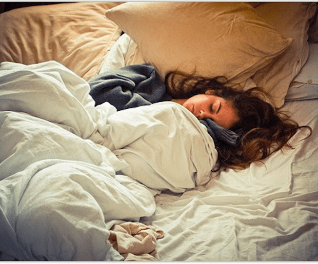 chica durmiendo en una cama 