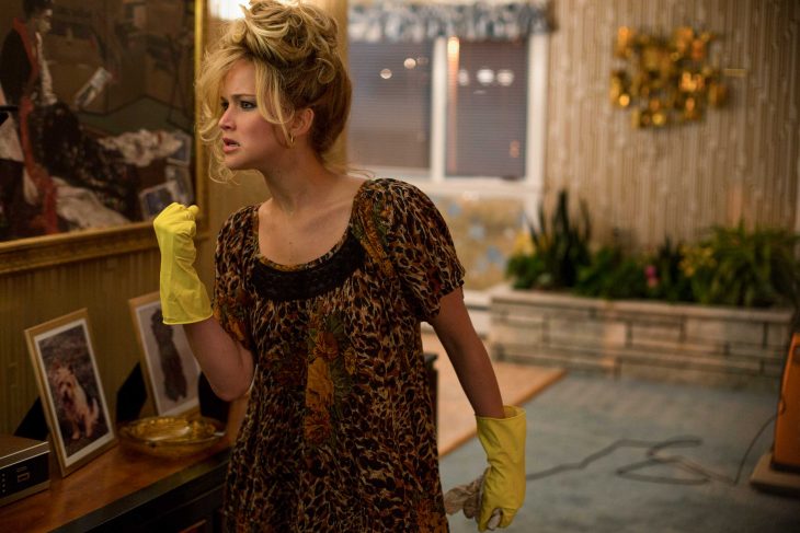 escena de la película escándalo americano jenifer lawrence limpiando la casa 