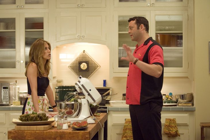 pareja de esposos peleando en la cocina 