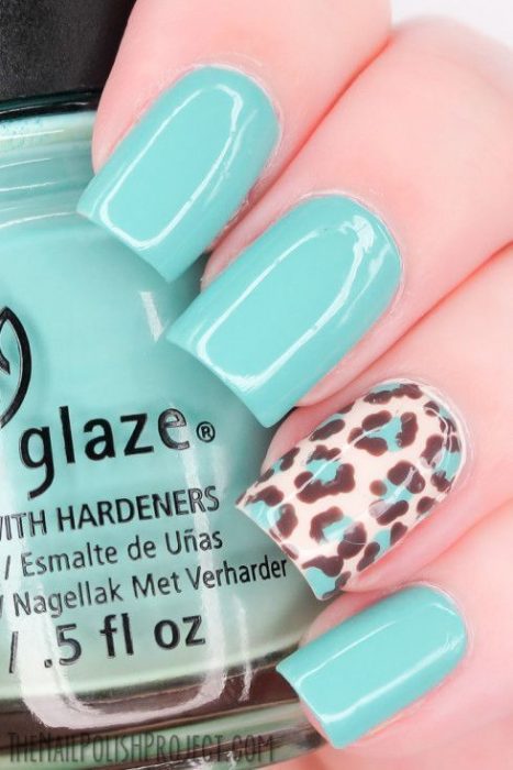 uñas de color azul con diseños de leopardo 