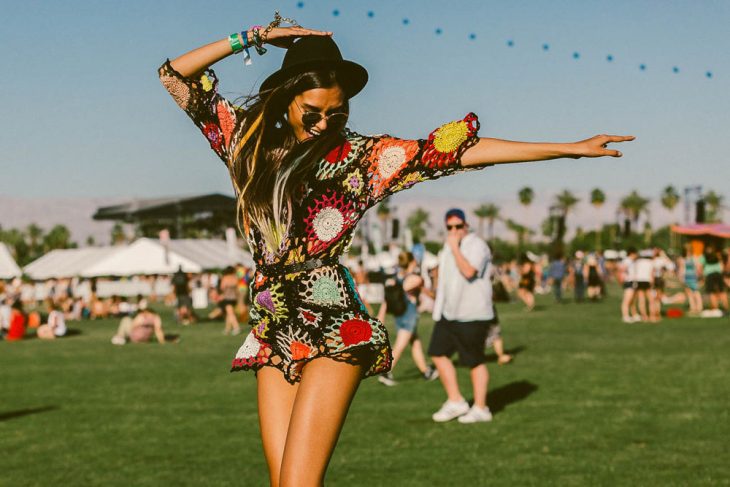 chica con un gorro y un vestido bailando en coachella 