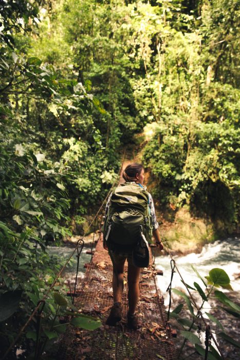 chica caminando en medio de la selva 