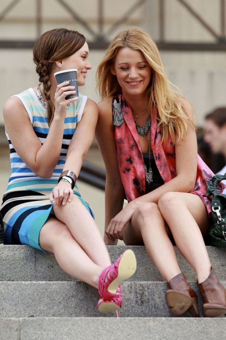 chicas sentadas tomando café conversando 