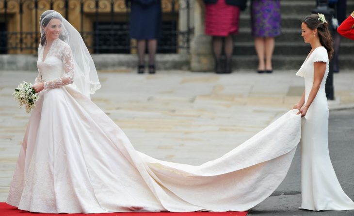 kate midledtonn el día de su boda y su herma sosteniendo la cola del vestido 