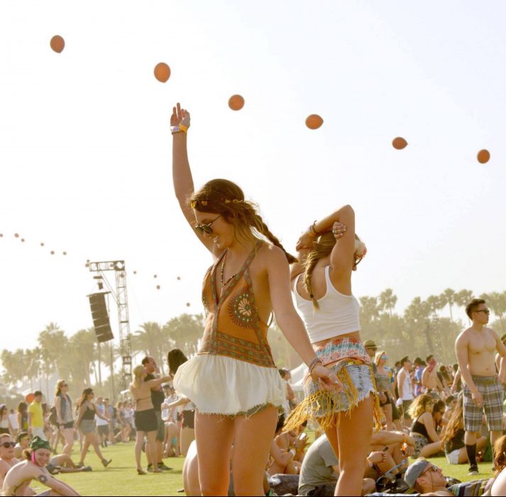 chicas bailando en el festival coachella 2015