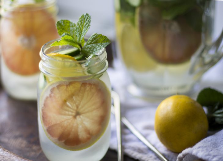 vaso con toronja, limón hielos y agua 