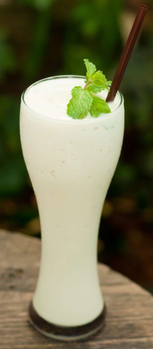 vaso con agua de coco y menta 