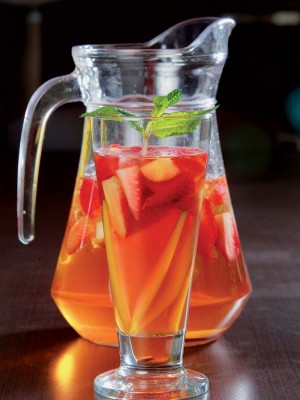 jarra con agua de mango y fresas 