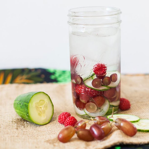 vaso con pepino frambuesa y uvas 