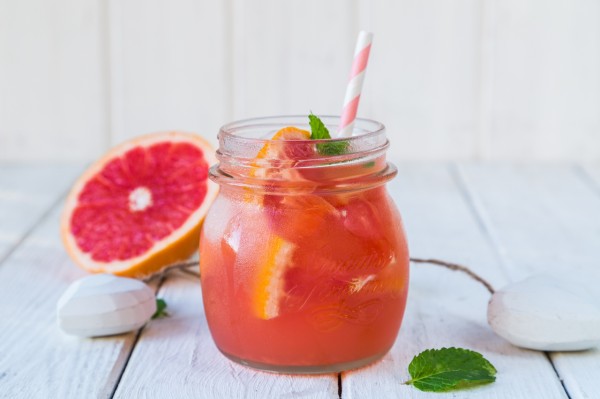 agua de toronja en un vaso con un popote 