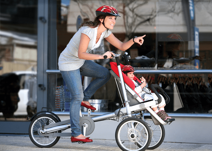 mujer paseando a su bebé en una carriola 