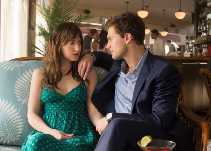 Escena de la película 50 sombras de grey actores sentados en un sillón hablando 