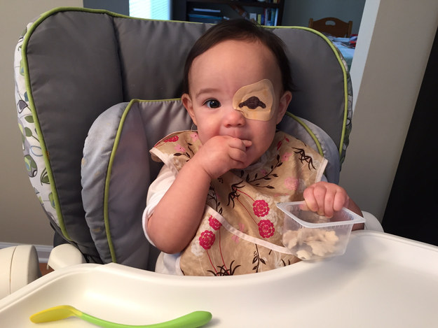 niña sentada en una periquera comiendo 