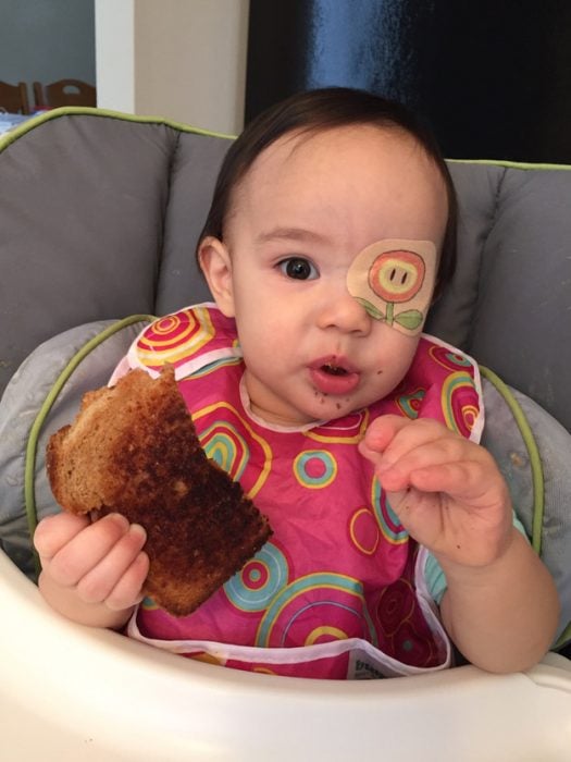 niña comiendo un pan 
