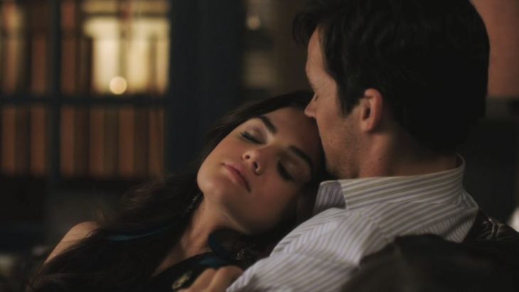 escena de la serie pretty little liars aria durmiendo junto a ezra 