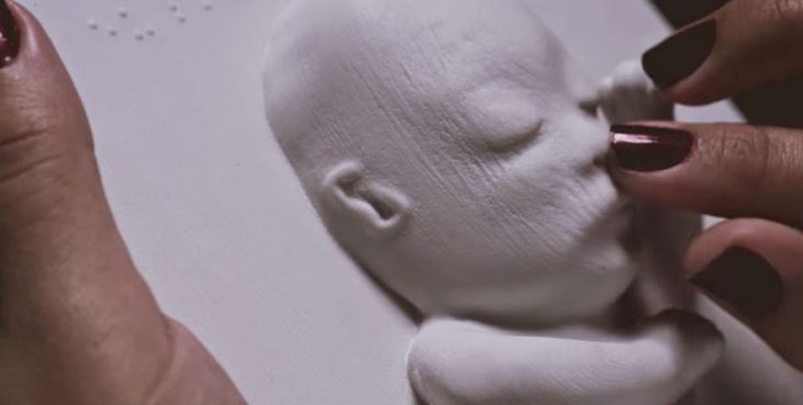 mujer acariciando a su bebe en una ecografía 3D