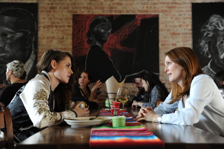 madre e hija sentadas en la mesa de un restaurante conversando 