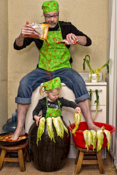 hombre cocinando a una niña con verduras y especias 