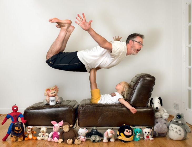 hombre y niña haciendo yoga 