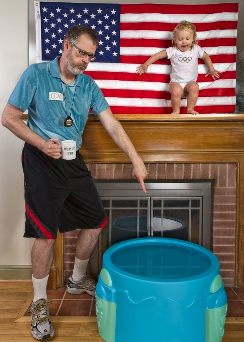 hombre obligando a que una niña se aviente al agua 