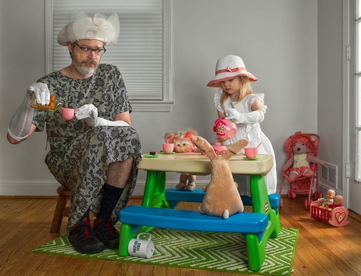 hombre y niña tomando el té vestidas de señoras 