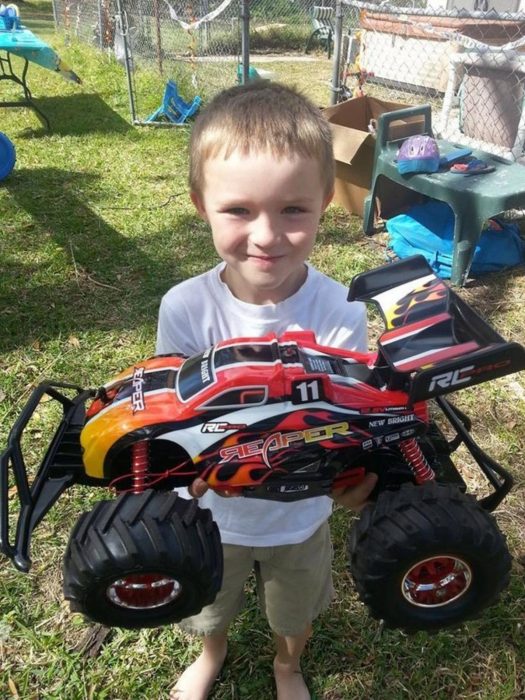 Niño con autismo y su carro de control remoto 