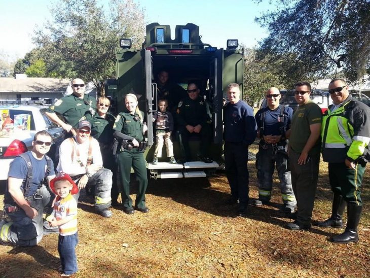 Policías y bomberos en la fiesta de cumpleaños de un niño con autismo 