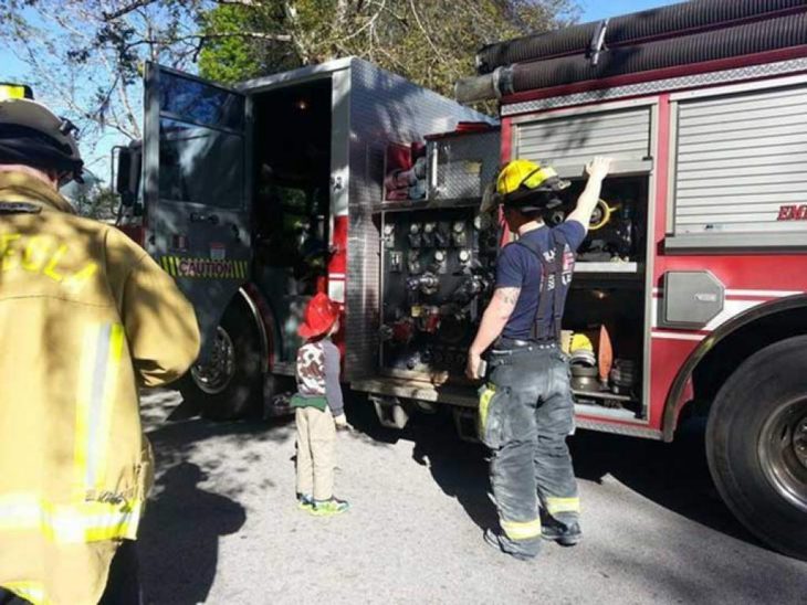 Niño con autismo en mirando un camión de bomberos